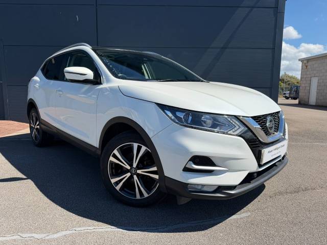 Nissan Qashqai 1.3 DiG-T N-Connecta 5dr [Glass Roof Pack] Hatchback Petrol White